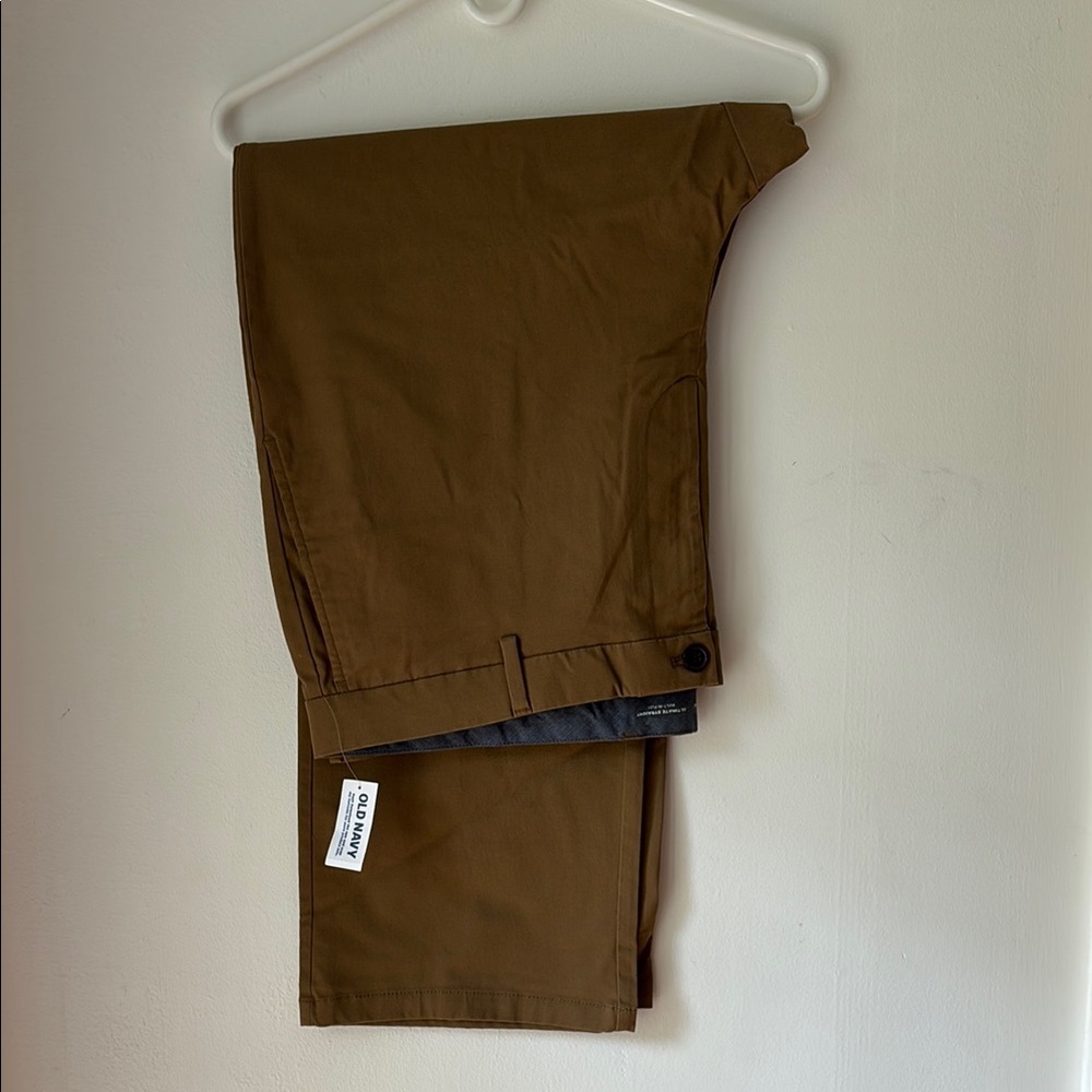 Old Navy Men's khakis NWT 44x30